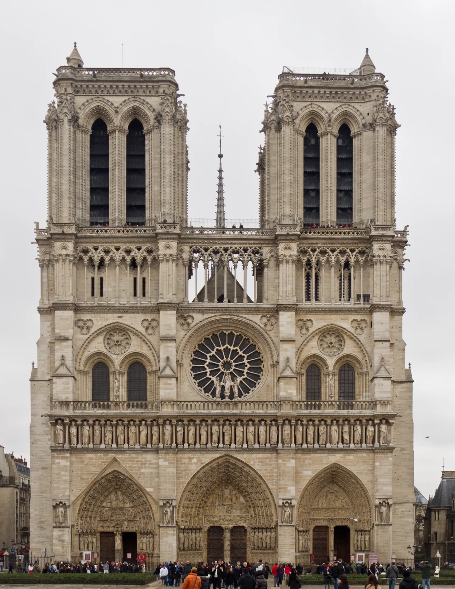Detalle de la fachada de piedra y el rosetón de Notre-Dame de París